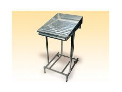 Mesa soporte limpieza bandejas.